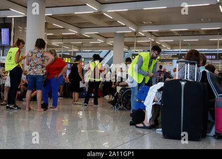 23 septembre 2019, l'Espagne, Palma : Le jour de l'insolvabilité du groupe britannique Thomas Cook, les passagers sont debout à l'aéroport de Palma de Majorque à parler aux employés de l'aviation britannique des organisateurs de voyages (Licence ATOL) qui prennent soin de le voyage de retour des voyageurs touchés par l'insolvabilité de Thomas Cook et de ses filiales. Les efforts pour sauver le groupe de tourisme Thomas Cook britannique ont échoué. La deuxième plus grande compagnie de voyage en Europe a annoncé qu'une pétition d'insolvabilité correspondant avait déjà été déposé à la cour. Photo : Clara Margais/dpa Banque D'Images