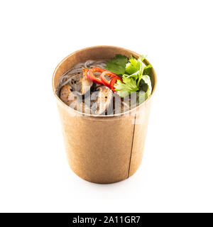 Soupe Asiatique japonais dans une tasse de papier recyclé isolé sur fond blanc. Banque D'Images