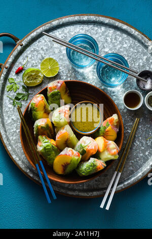 Rouleaux de printemps végétaliennes de légumes et de pêche à la pistache sauce sur un bac. alimentation saine . tourné à partir de ci-dessus. copy space Banque D'Images