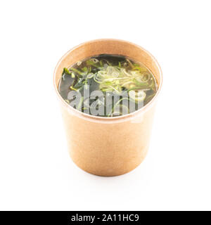 Le miso soupe asiatique japonais dans une tasse de papier recyclé isolé sur fond blanc. Banque D'Images