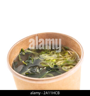 Le miso soupe asiatique japonais dans une tasse de papier recyclé isolé sur fond blanc. Banque D'Images