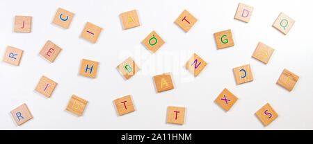 Lettres alphabet épars des blocs en bois tuiles sur arrière-plan du tableau blanc. Vue d'en haut Banque D'Images