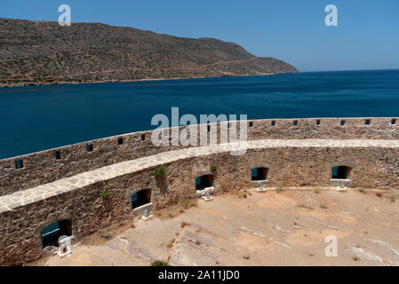 L'île de Spinalonga, la Crète, Grèce. Fortifications et remparts vénitiens sur l'ancienne léproserie de Spinalonga, situé dans le golfe de Mirabella. Banque D'Images