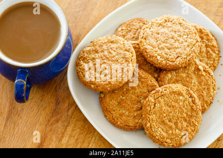 Assiette de biscuits cookies et tasse de café - frais généraux Banque D'Images