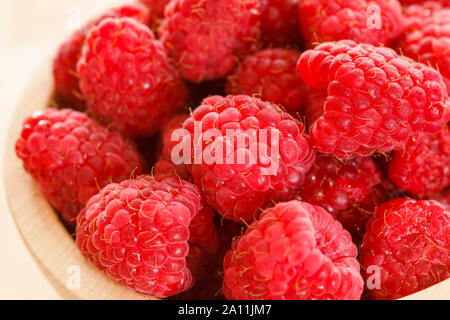 Les framboises dans un bol, Close up Banque D'Images