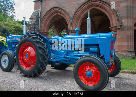 Immaculée 1962 Bleu Rouge Fordson Super Dexta tracteur modèle île de Bute Ecosse Royaume-Uni pilotes avant droite vue ancienne gleami hors-jeu Banque D'Images