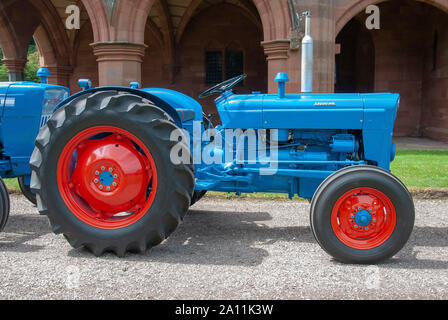 Immaculée 1962 Bleu Rouge Fordson Super Dexta tracteur modèle île de Bute Ecosse Royaume-Uni conducteurs hors-jeu côté droit, voir l'ancien blu brillant Banque D'Images