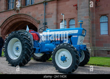 Immaculée 1967 Bleu Blanc Ford 5000 Tracteur modèle Roadless île de Bute Ecosse Royaume-Uni pilotes avant droite vue ancienne gleami hors-jeu Banque D'Images