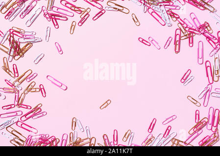 Châssis de trombones multicolores sur fond rose. Retour à l'école. Office de tourisme, d'affaires, les formalités administratives, de l'éducation concept. Bannière. Banque D'Images