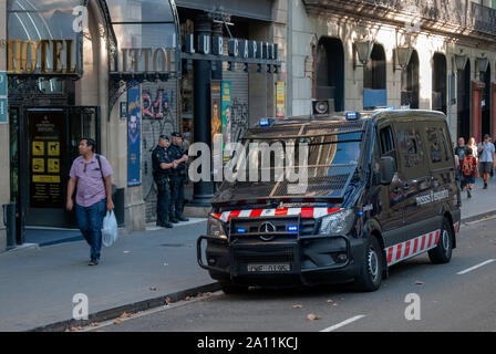 La Police espagnole contrôle statique de la Rambla de Barcelone Catalogne Espagne centrale police civile locale 2 deux agents policiers armés mâle policia standin Banque D'Images