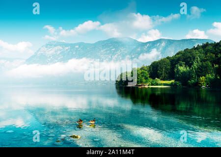 Lac de Bohinj en Slovénie, belles paysage estival de célèbre destination touristique dans le parc national du Triglav dans Alpine mountain range Banque D'Images