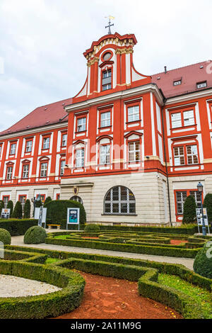 Wroclaw, Pologne - Décembre 8,2017 : l'Institut national de l'Ossolineum (Ossolinski) allie Library and Museum, décoré de parc baroque et Univers Banque D'Images