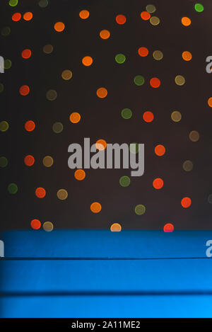 Deux glaces sur un bâton de branches de pins sur planche de bois avec des lumières de Noël Banque D'Images