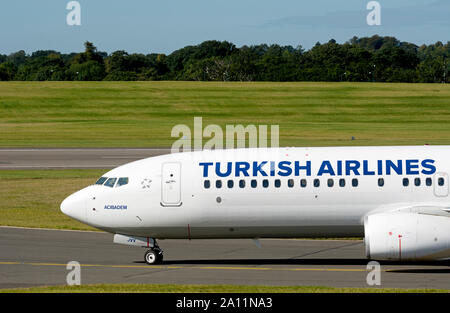 Turkish Airlines Boeing 737-800 le roulage à l'aéroport de Birmingham, UK (TC-JVV) Banque D'Images