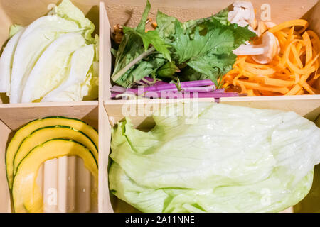 Ensemble de légumes pour la nourriture japonaise sukiyaki shabu shabu Banque D'Images