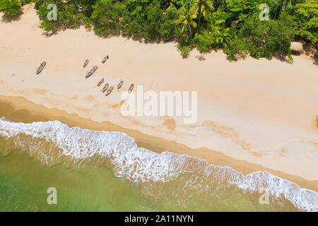Vue aérienne de bateaux amarrés sur la plage, plage des Caraïbes avec des vagues. Banque D'Images