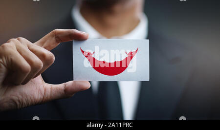 Businessman Holding Card de l'île de Pâques d'un drapeau Banque D'Images