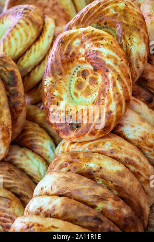 Pains plats Tandoor Oriental frais libre au marché Banque D'Images