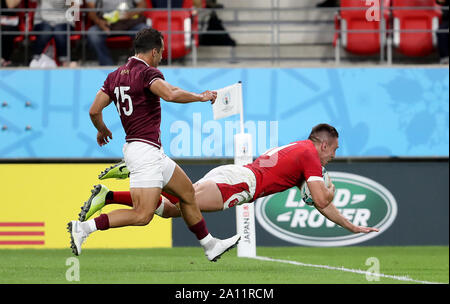 Pays de Galles' Josh Adams marque son troisième côté essayer pendant la Coupe du Monde de Rugby 2019 extérieure D match à Ville de Toyota Stadium, au Japon. Banque D'Images