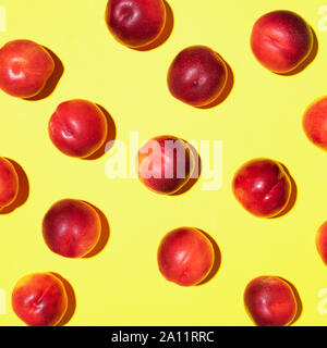 Les nectarines sur fond jaune. Cadre fait de fruits frais. Mise à plat, vue du dessus, copiez l'espace. Régime végétarien et végétalien. Banque D'Images