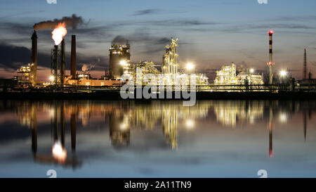 L'industrie de l'huile dans la nuit, l'usine Petrechemical - Raffinerie Banque D'Images