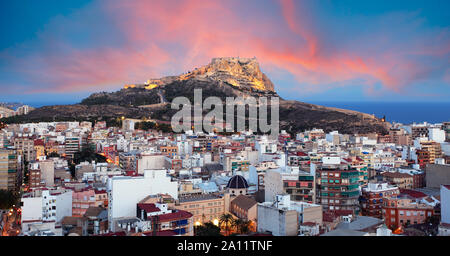 Alicante - Espagne, Vue du château de Santa Barbara sur le mont Benacantil Banque D'Images