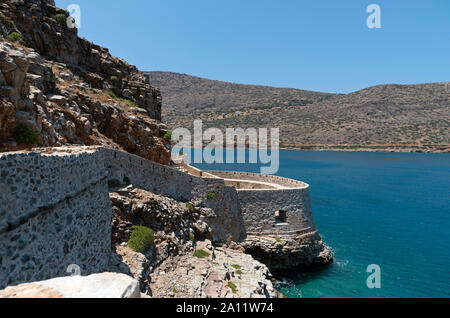 L'île de Spinalonga, la Crète, Grèce. Fortifications et remparts vénitiens sur l'ancienne léproserie de Spinalonga, situé dans le golfe de Mirabella. Banque D'Images