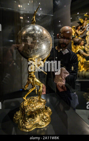 20 septembre 2019, la Bavière, Ratisbonne : le trophée sous la forme d'un globe terrestre par Christoph Jamnitzer à partir de 1632 est dans l'exposition de l'État de Bavière 2019-2020. Le trophée a été un cadeau de la ville de Nuremberg pour le roi suédois Gustav Adolph. Du 27 septembre 2019 au 8 mars 2020, l'exposition intitulée "Trésors de 100 Années 1000' peut être visité. Photo : Armin Weigel/dpa Banque D'Images