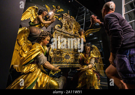 20 septembre 2019, la Bavière, Ratisbonne : l'autel d'argent baroque de 1629 avec ce qu'on appelle le Lukasbild Freisinger est en préparation pour l'ouverture à l'exposition de l'État de Bavière 2019-2020. Du 27 septembre 2019 au 8 mars 2020, l'exposition intitulée "Trésors de 100 Années 1000' peut être visité. Photo : Armin Weigel/dpa Banque D'Images