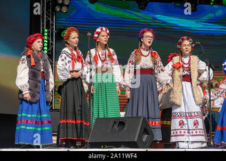 Slavuta, Ukraine - le 22 septembre 2019 : jeune fille ukrainienne en costume national prendre part à l'Ethno-eco dans Kolodar festival city Slavuta, Ukraine Banque D'Images