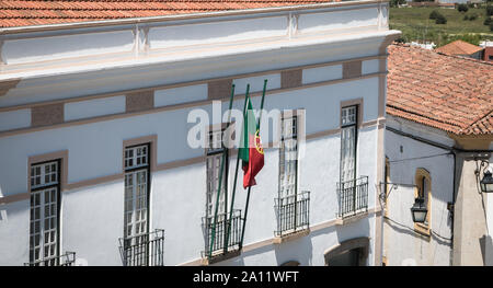 Evora, Portugal - 5 mai 2018 : Maison typique de l'architecture de détails centre ville historique un jour de printemps Banque D'Images