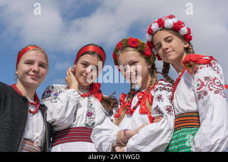 Slavuta, Ukraine - le 22 septembre 2019 : jeune fille ukrainienne en costume national prendre part à l'Ethno-eco dans Kolodar festival city Slavuta, Ukraine Banque D'Images