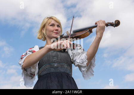 Slavuta, Ukraine - le 22 septembre 2019 : femme ukrainienne en costume national joue du violon pendant le festival Ethno-Kolodar eco en ville Slavuta, UK Banque D'Images