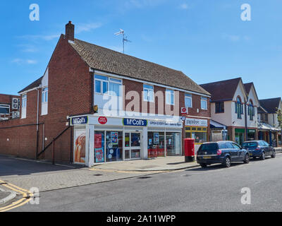 Vue extérieure de l'McColls marchands et magasins de la rue Broadway en Thatcham avec voitures garées à l'extérieur, Thatcham, Berkshire, Royaume-Uni Banque D'Images