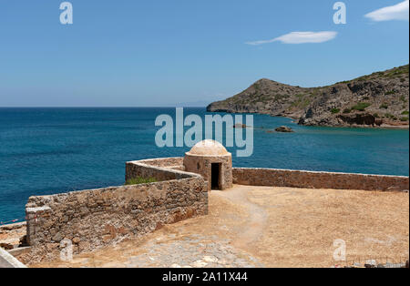 L'île de Spinalonga, la Crète, Grèce. Fortifications et remparts vénitiens sur l'ancienne léproserie de Spinalonga, situé dans le golfe de Mirabella. Banque D'Images