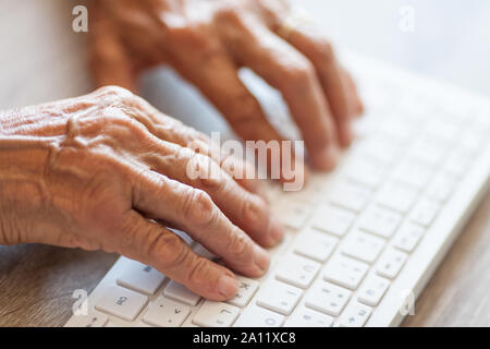 Femme âgée de la saisie sur un clavier de PC Banque D'Images