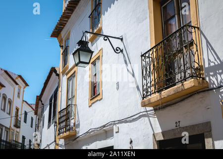 Evora, Portugal - 5 mai 2018 : Maison typique de l'architecture de détails centre ville historique un jour de printemps Banque D'Images