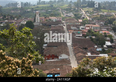 Vue aérienne de la petite paysanne andine village de Salento, dans le Quindio région du café, près du Parc Naturel de Cocora. Montagnes des Andes. Colomb Banque D'Images