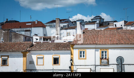 Evora, Portugal - 5 mai 2018 : Maison typique de l'architecture de détails centre ville historique un jour de printemps Banque D'Images