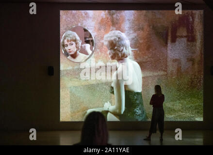 La Tate Britain, Londres, Royaume-Uni. 23 septembre 2019. Turner Prize Winning artist Mark Leckey présente son installation atmosphérique 'O' pouvoir magique de tristesse' qui inclut une dimension de vie pont de l'autoroute construite en l'espace d'exposition avec des projections et d'effets de lumière en dessous. Credit : Malcolm Park/Alamy Live News. Banque D'Images