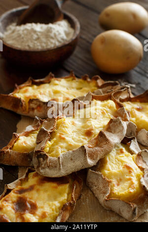 Le carélien traditionnel pasties avec les pommes de terre sur une table Banque D'Images