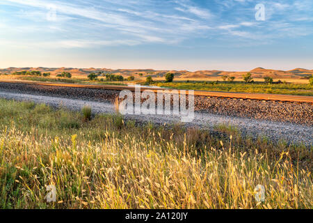 Les voies de chemin de fer le long d'une vallée de la rivière au loup au Nebraska Sandhills, paysages à la fin de l'été Banque D'Images