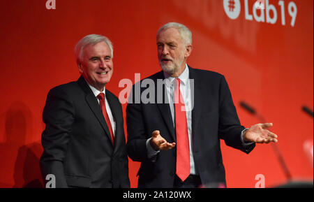 Brighton UK 23 Septembre 2019 - John McDonnell le Shadow Chancellor prend les applaudissements aux côtés de Jeremy Corbyn après son discours pendant la conférence du parti travailliste qui a lieu au centre de Brighton cette année. Crédit photo : Simon Dack / Alamy Live News Banque D'Images