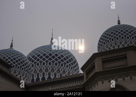 Lhokseumawe, Aceh, Indonésie. Sep 23, 2019. Le soleil a l'air dim enveloppé de Haze à Lhokseumawe, province d'Aceh le 23 septembre 2019. Haze a commencé à se propager à la région de l'ouest de l'île de Sumatra en raison d'incendies de forêts pour des défrichements illégaux qui ont eu lieu sur l'île de Bornéo et Sumatra. Credit : Zikri Maulana/ZUMA/Alamy Fil Live News Banque D'Images