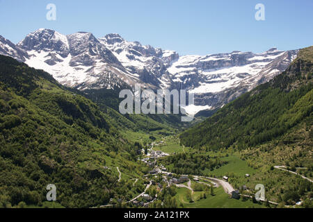 La France. Hautes-pyrénées.Section du Cirque de Gavarnie et du village de Gavarnie. Plus spectaculaire vallée dans les Pyrénées françaises.Un site de l'UNESCO, Banque D'Images