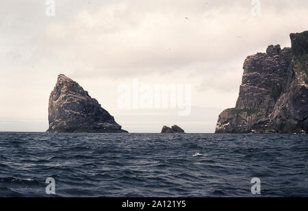 St Kilda. Un groupe d'îles situées à quelque 40 miles à l'Océan Atlantique.à partir de la gauche un Stac Armin, et Boreray. de la mer. L'Écosse. Banque D'Images