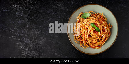 Spaghetti à la sauce tomate sur fond noir. Copier l'espace. Banner Banque D'Images