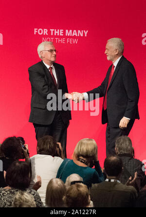 Brighton, UK. 23 sept 2019. John McDonnell M.P. Le poste (à gauche) avec Jeremy Corbyn Leader du Parti du travail (à droite) se rencontrent sur la scène principale d'après John McDonnell discours sur l'économie, les affaires et le commerce à la conférence annuelle du Parti travailliste 2019 Credit : Alan Beastall/Alamy Live News. Banque D'Images