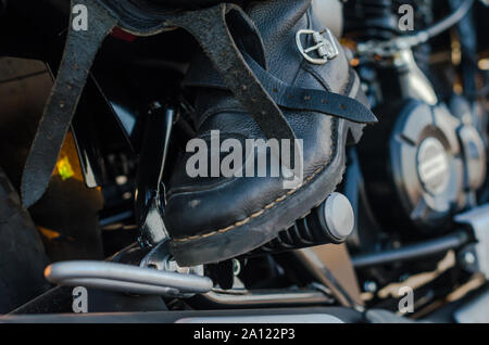 Bottes moto biker moto sur fond close-up Banque D'Images