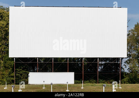 Old Time Drive-In cinéma avec écran blanc pour l'espace de copie ou de publicité Banque D'Images